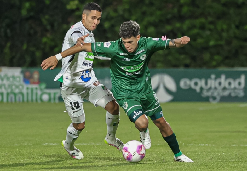 Mateo García va sobre un rival en juego de anoche ante La Equidad. Once Caldas ganó y está más cerca de los ocho.