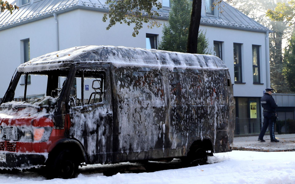 Un vehículo quemado cubierto con espuma extintora después de un incendio en Múnich, Alemania,