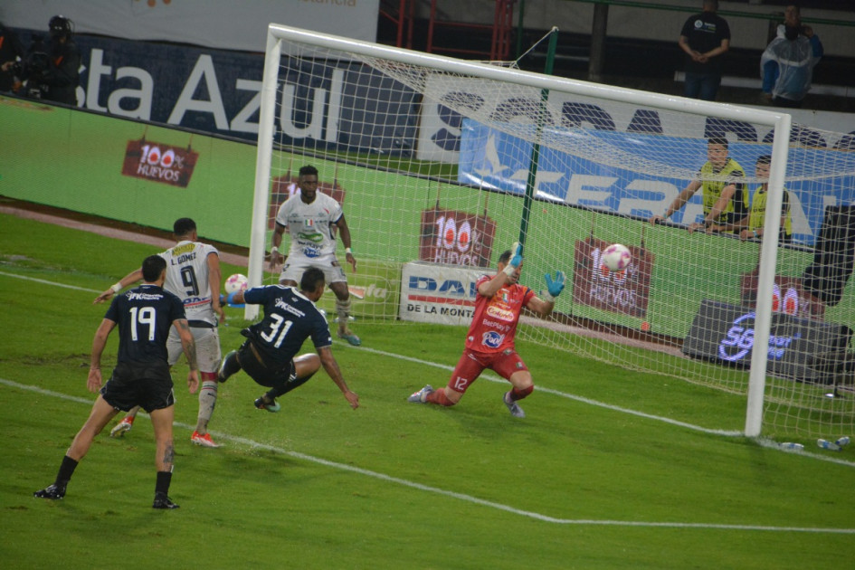 Pese a que el Once Caldas empezó ganando el partido, con gol de Jefry Zapata, el Medellín remontó y terminó anotando cinco. La falta de contundencia ofensiva del Blanco pasó factura en este encuentro.