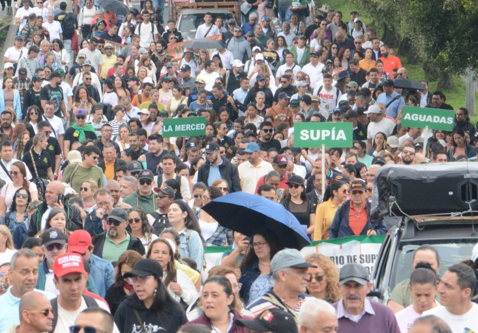 Profesores, directivos y sindicalistas llegaron de varios municipios de Caldas a Manizales para protestar.