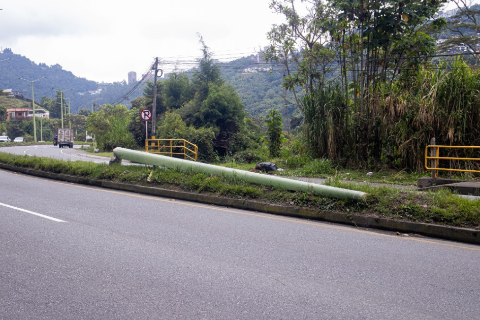 El poste caído en la entrada a La Florida. 