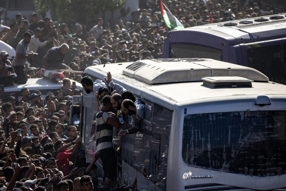 Prisioneros palestinos liberados a su llegada a Gaza tras su liberación, este lunes en Khan Yunis, sur de Gaza.