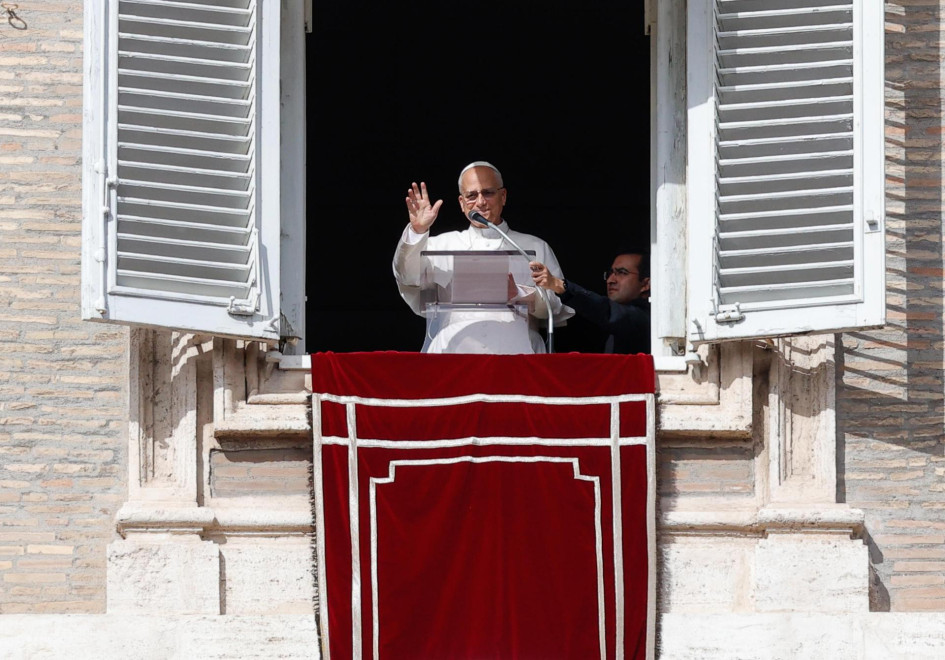 El papa León XIV presidió el rezo del Ángelus desde la ventana de su despacho con vistas a la Plaza de San Pedro, Ciudad del Vaticano, este domingo.