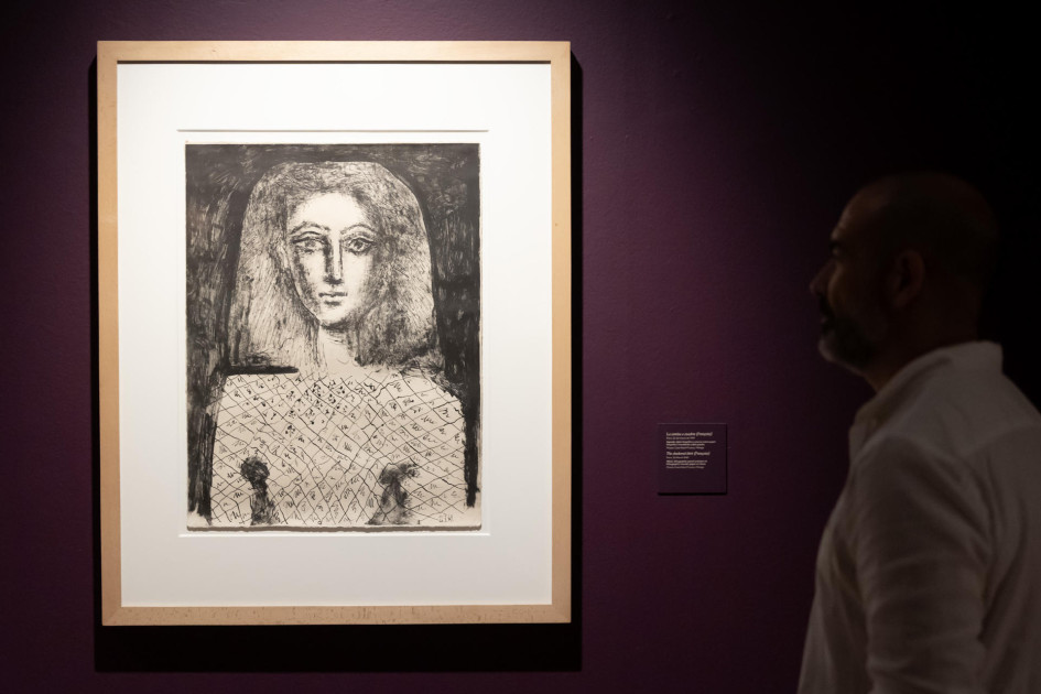 Una persona observa la obra 'La camisa a cuadros', que forma parte de la exposición 'Picasso: una vida con Françoise'