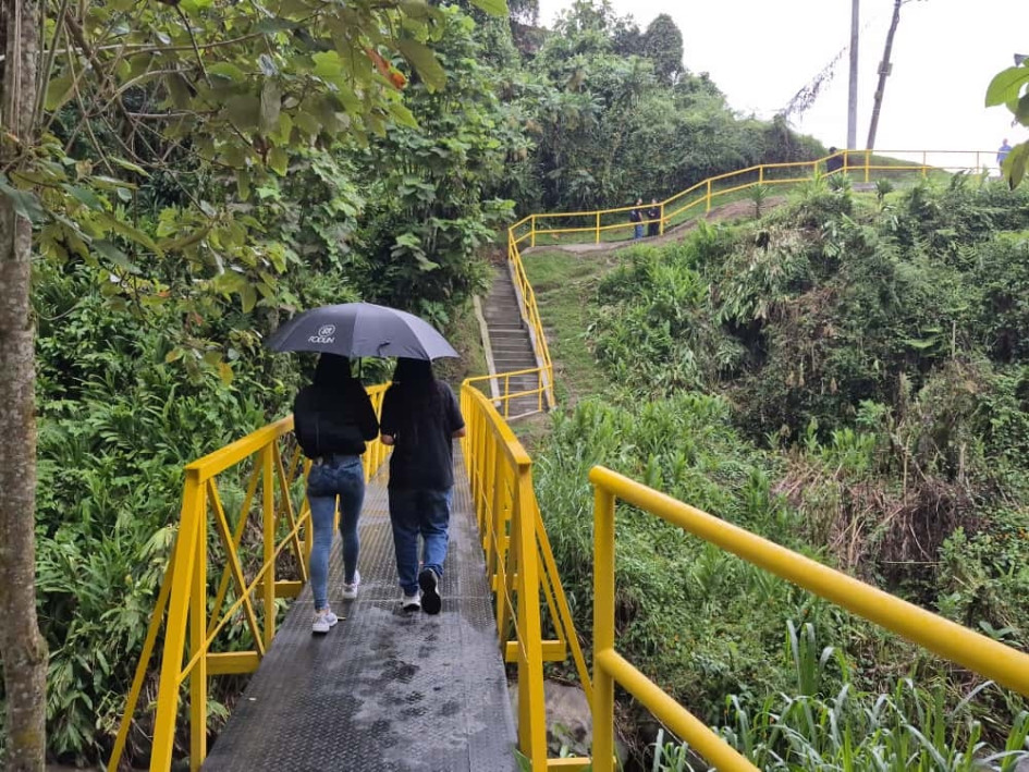 Quedaron renovados el puente peatonal y las escaleras que conectan a los barrios Villa del Río y La Leonora, en Manizales. La obra, de 40 años de antigüedad, no había tenido mantenimiento nunca, según la comunidad. La Alcaldía invirtió $92 millones en la intervención.