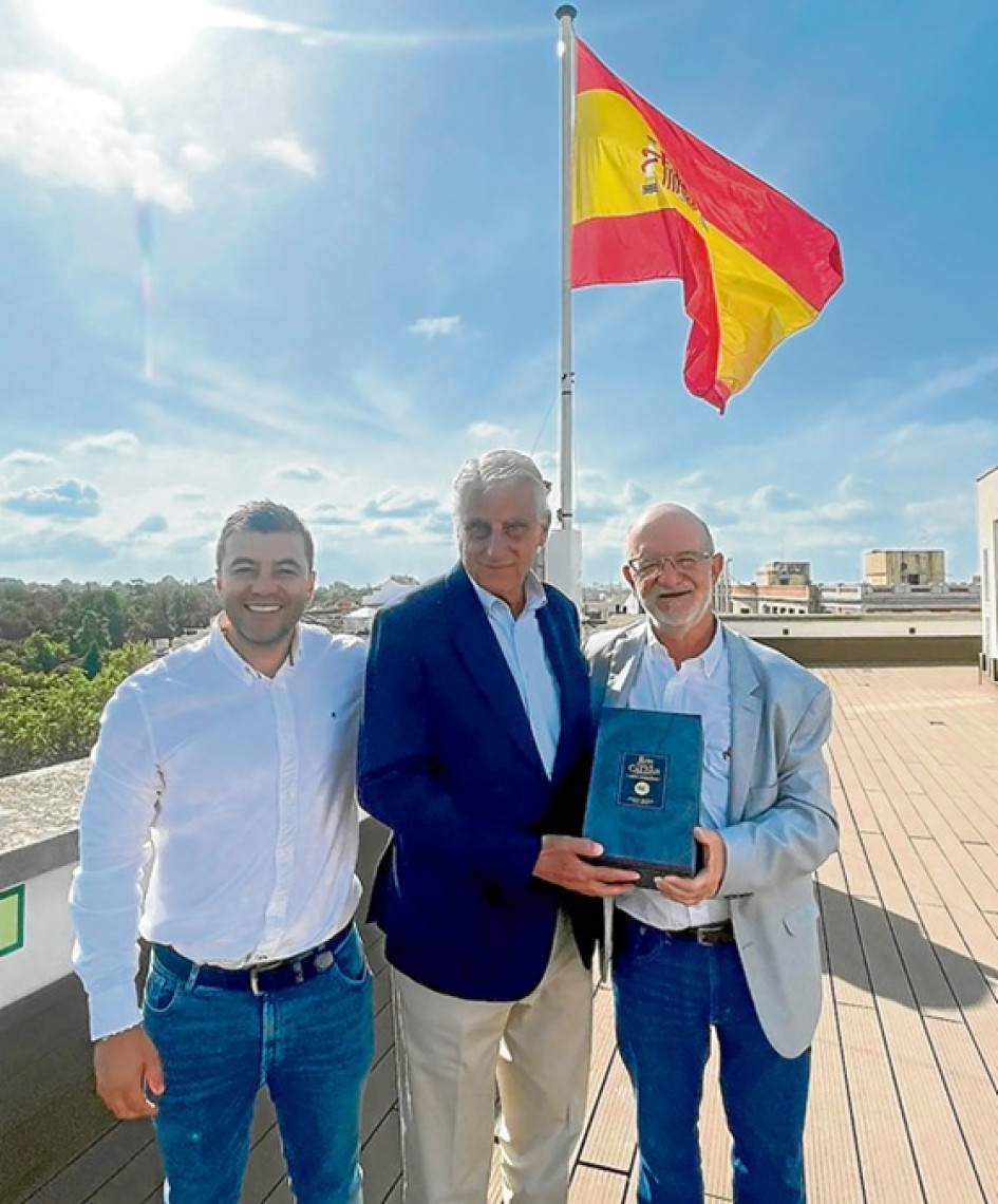 El gobernador de Caldas, Henry Gutiérrez, estuvo en una gira por España y llevó como obsequio una muestra de Ron Viejo de Caldas.