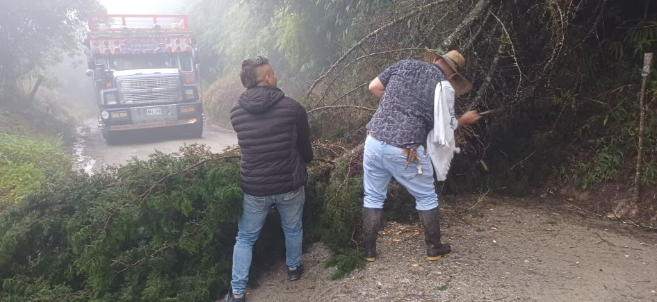 Cierre en la vía que comunica a San Bartolomé con Pácora. 