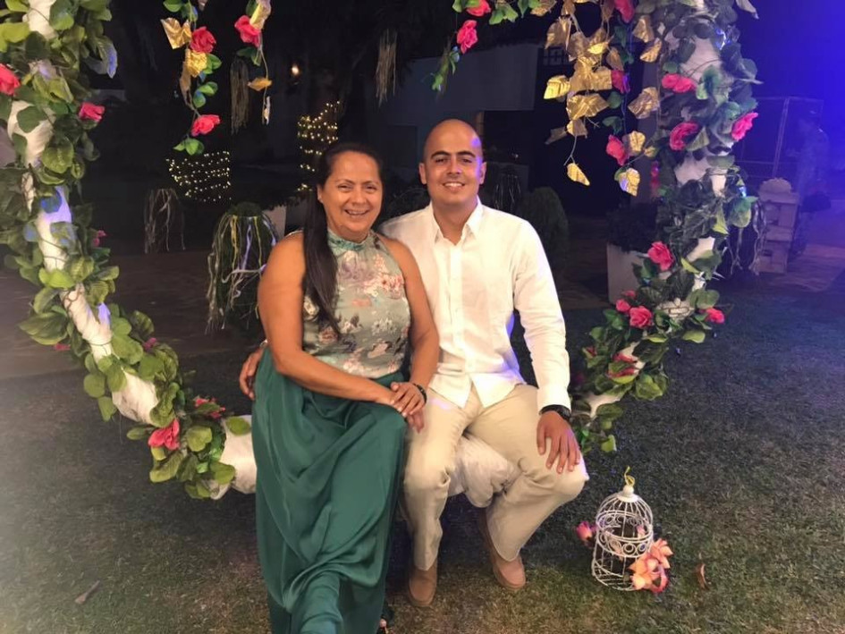 La empresaria del sector inmobiliario de Chinchiná, abogada Sonia Eucaris Botero, falleció el pasado fin de semana en el municipio. Los amigos y familiares lamentaron la pérdida de este baluarte chinchinense. En la foto, acompañada de su hijo Mateo Marín.