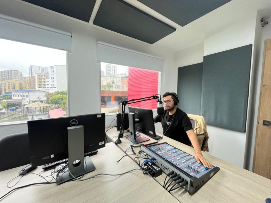 Julián, docentes de la Universidad Católica Luis Amigó, en los estudios de Comunicación. 