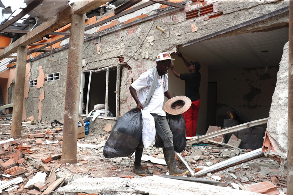 Foto | EFE | LA PATRIA Un atentado con explosivos contra un cuartel de Policía en Jamundí (Valle) hirió a nueve personas y dejó viviendas destruidas, el jueves pasado.
