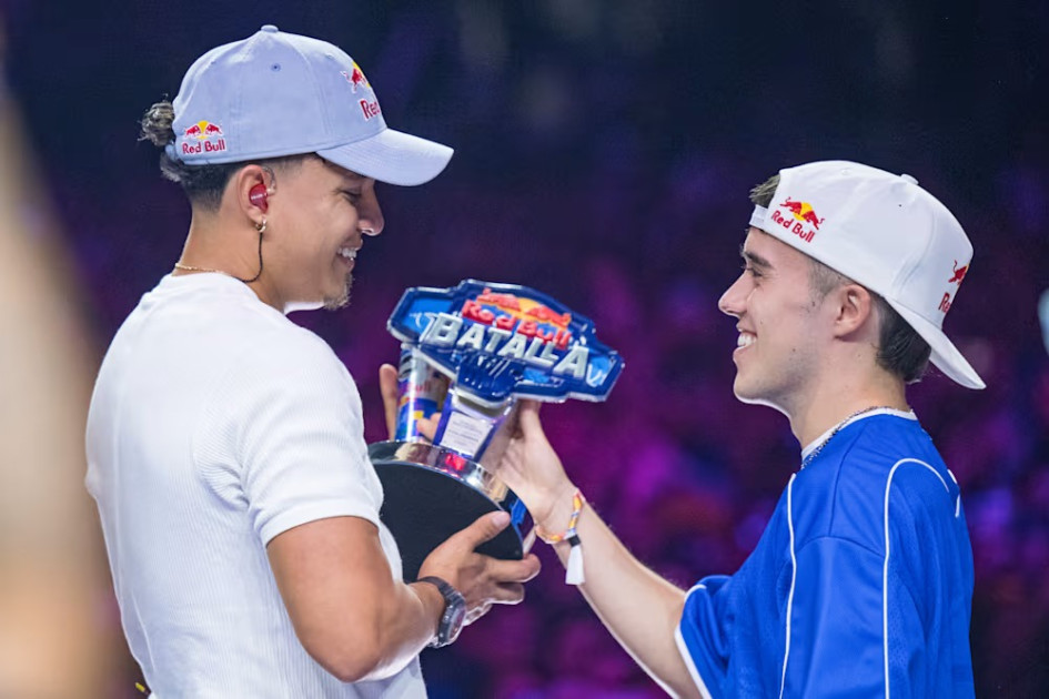 Valles-T recibe el trofeo como campeón de Red Bull Batalla Colombia 2025.