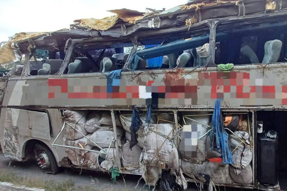 Fotografía cedida este sábado por la Policia Rodoviária Federal que muestra un autobús accidentado la noche del viernes en una autovía federal, entre los municipios de Paranatama y Saloá.