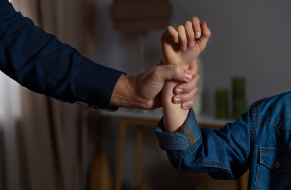Niño pequeño recibiendo abuso físico de los padres
