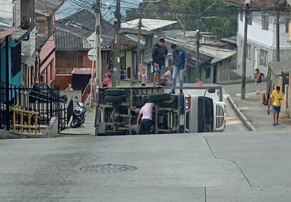 Foto|ByR| LA PATRIA  El accidente. Calle 48 con carrera 28 bis.