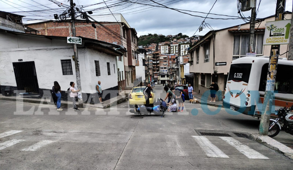 El accidente entre un taxi y una motocicleta dejó como resultado un lesionado leve.