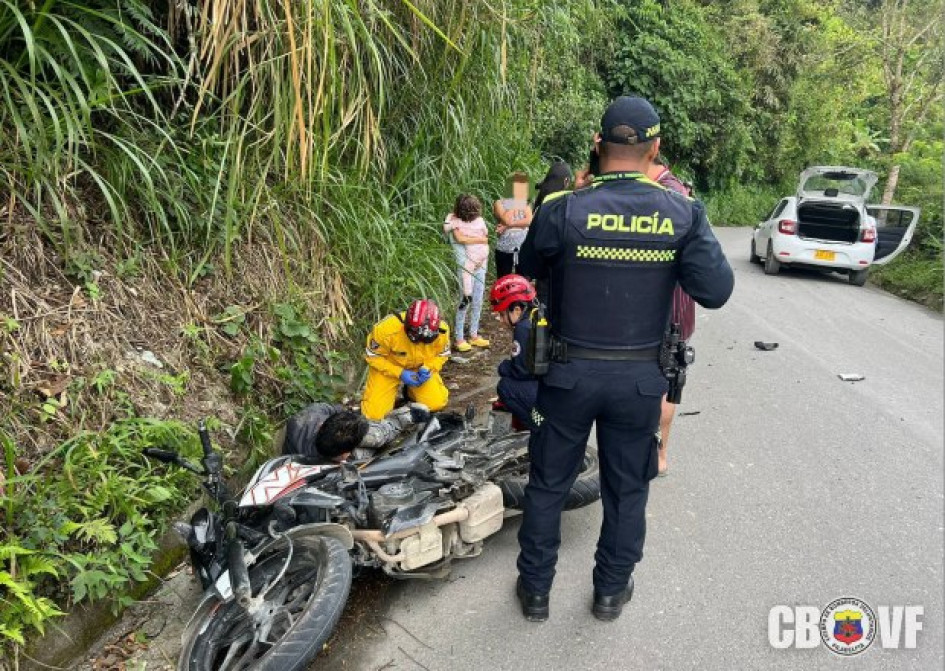Foto| Bomberos| LA PATRIA  Un motociclista lesionado.
