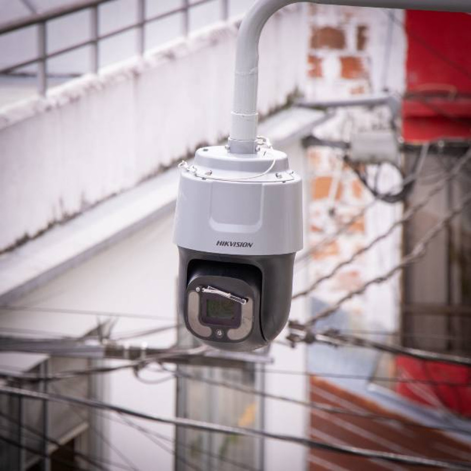 Fotos I Facebook  Un resumen de información en Caldas indica que se ponen pilas con cámaras de seguridad, entregan títulos de propiedad a familias y gestionan plata ante urgencia por deslizamiento en un barrio.