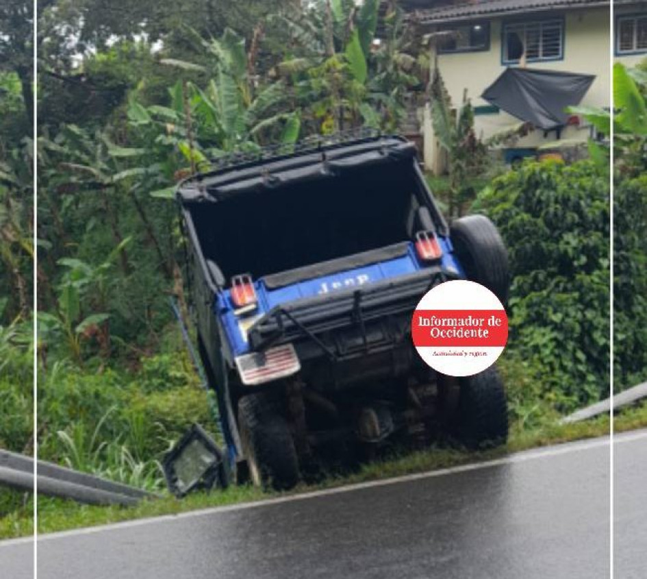 Fotos| Informador de Occidente| LA PATRIA  El carro quedó al borde de la vía.