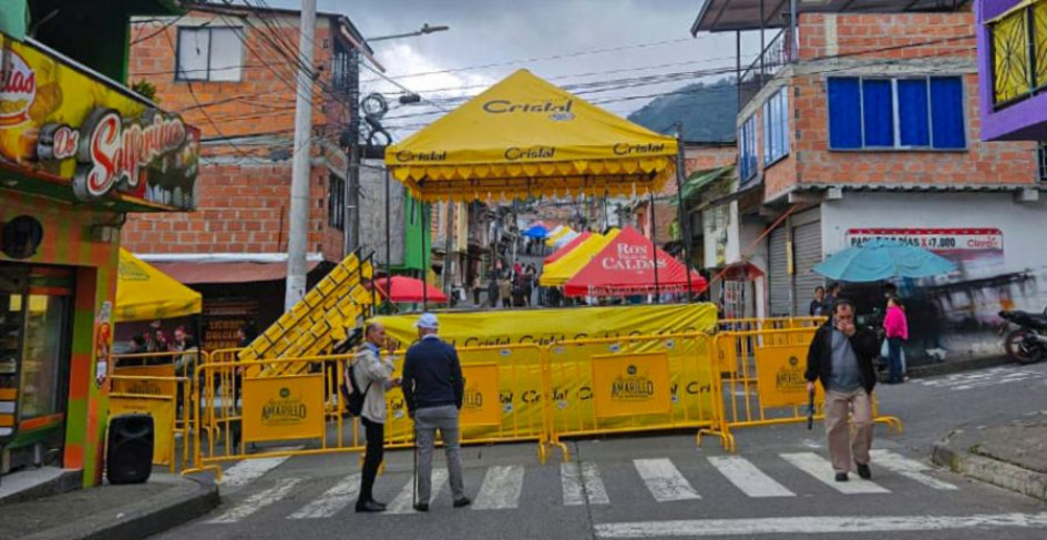 Este es El Plan, la calle del barrio El Solferino de Manizales que fue cercada para que la comunidad celebre sus fiestas. 