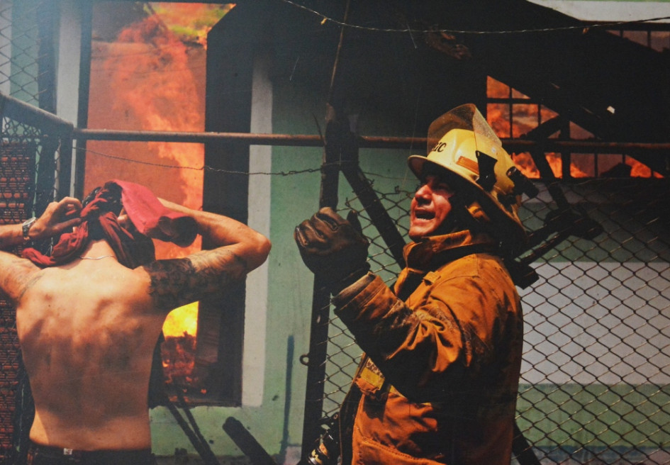 El Cuerpo Oficial de Bomberos de Manizales cumple este 17 de octubre un siglo de servicio ininterrumpido. Nació tras el gran incendio del 3 de julio de 1925 y, desde entonces, ha estado presente en los momentos más críticos de la ciudad.