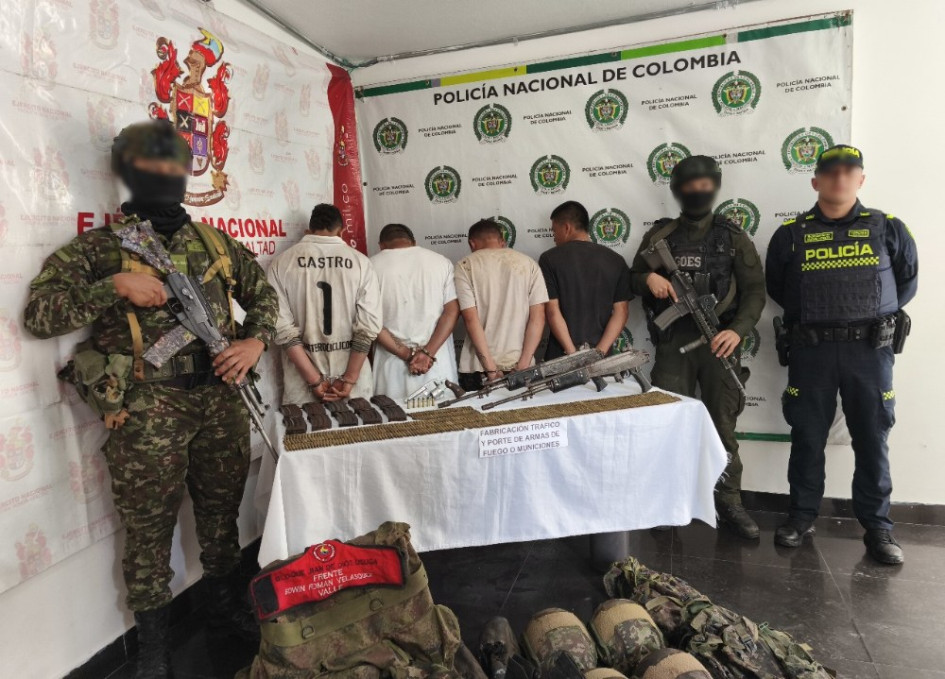 En total se logró la incautación de 2 fusiles galil calibre 5.56 mm, un revólver calibre 38 mm, 10 proveedores para fusil calibre 5.56 mm, 663 cartuchos calibre 5.56 mm