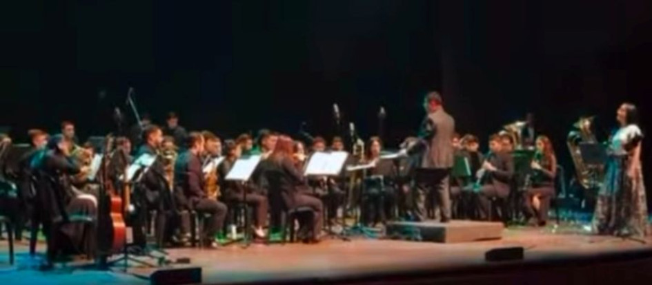 Los músicos de la Banda Municipal de Manizales estuvieron acompañados por artistas vocales que engalanaron la noche y entretuvieron al público. 