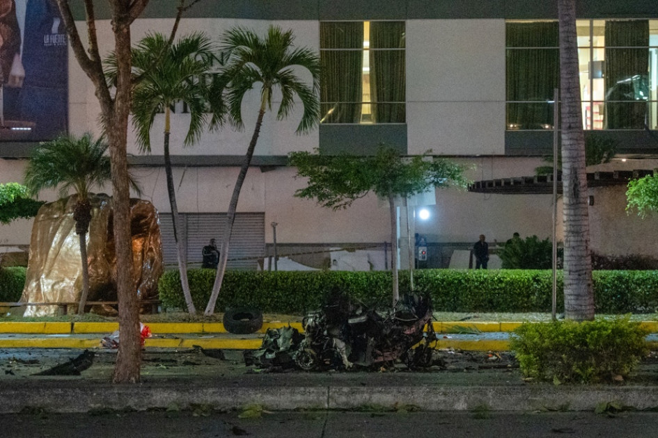 Una persona falleció y otras dos resultaron heridas tras la explosión de un vehículo en los exteriores de un centro comercial, ubicado en el centro financiero de Guayaquil, 