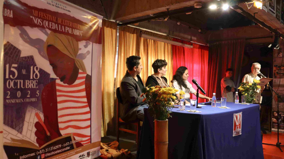  Manizales vivió 4 días de encuentro literarios con el Festival Nos Queda la Palabra, parte de las actividades incluía lectura en vivo de poesía.