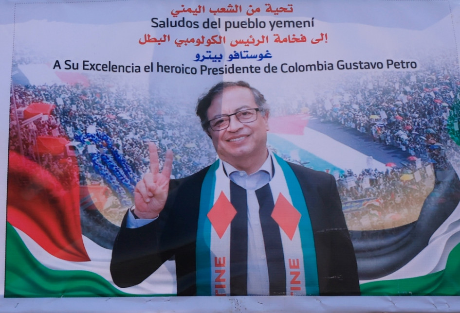 Partidarios hutíes sostienen pancartas con la imagen del presidente de Colombia, Gustavo Petro, durante una protesta contra Israel, en Saná (Yemen). El mandatario colombiano ha sido de los líderes globales más críticos de la guerra de Israel en Gaza.