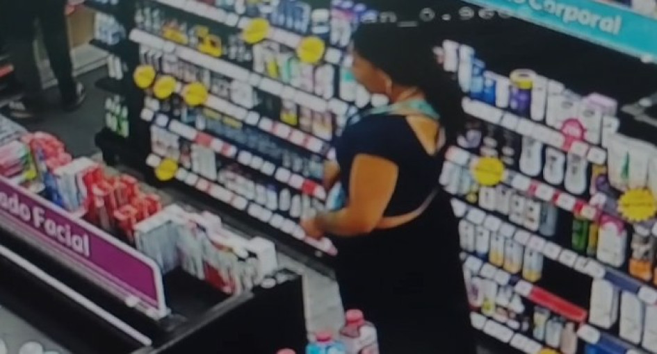 Fotos del video aportado por afectados| LA PATRIA  Las mujer guardaba los elementos dentro de su ropa.