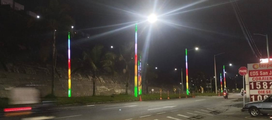 Así se ve la nueva tecnología para iluminar la vía Manizales-Villamaría, en la Panamericana. Se vestiría de colores durante fiestas y partidos del Once Caldas.
