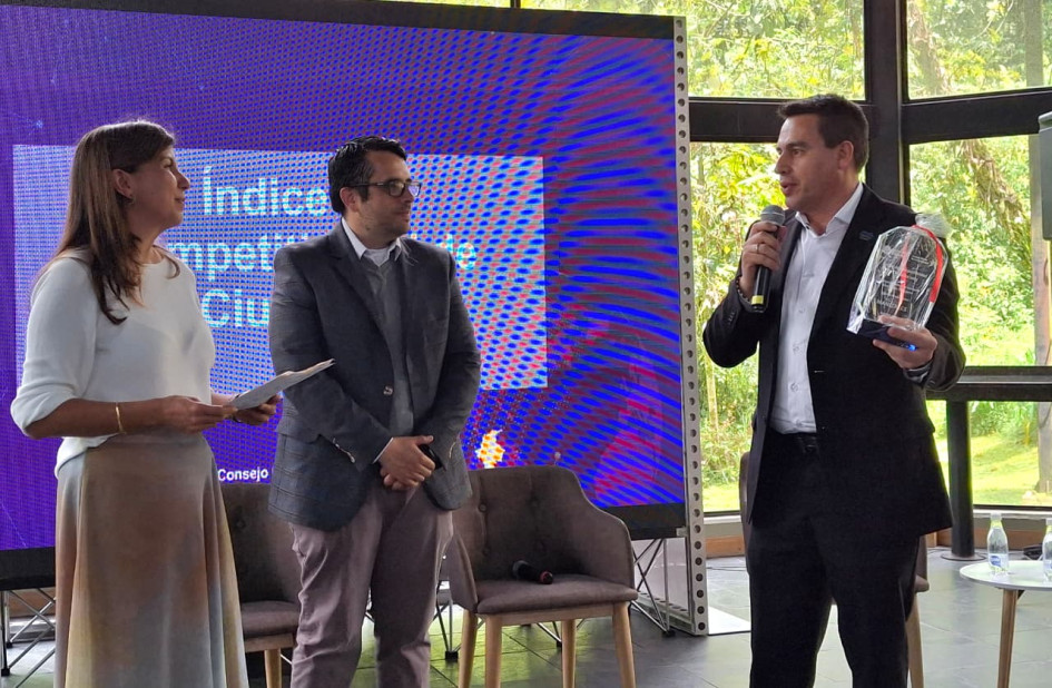 El alcalde de Manizales, Jorge Eduardo Rojas, recibe el reconocimiento del Consejo Privado de Competitividad por su desempeño emergente en materia de competitividad.