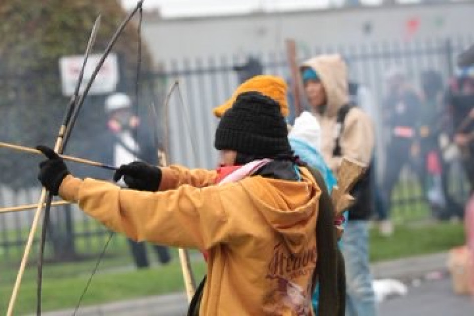 Atacaron a la embajada de EE. UU. en Bogotá con artefactos incendiarios, explosivos y flechas.