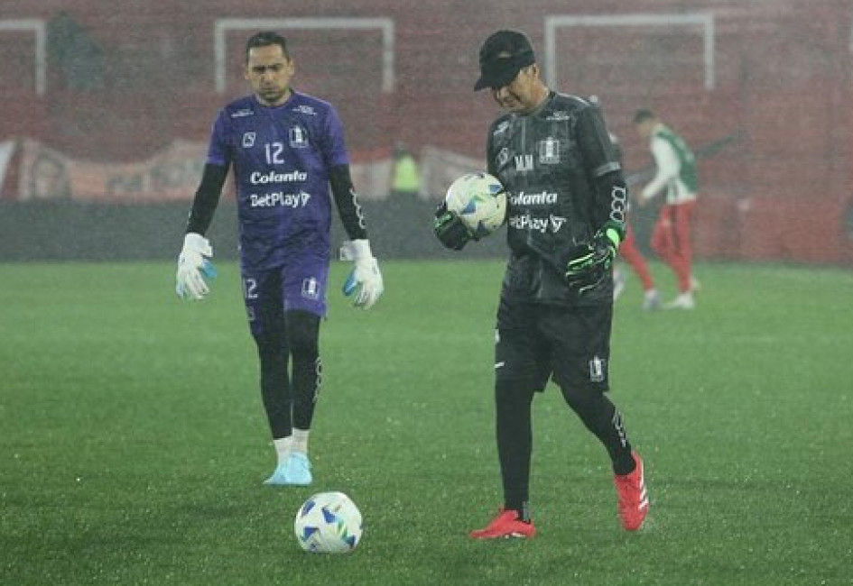 James Aguirre con su entrenador Mario Marín, previo al partido del Once Caldas ante Huracán, en Buenos Aires, por los octavos de final de la Copa Sudamericana.