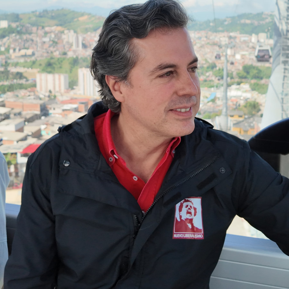 Juan Manuel Galán, precandidato presidencial del Partido Nuevo Liberalismo, durante su viaje por el Cable Aéreo de Manizales. 