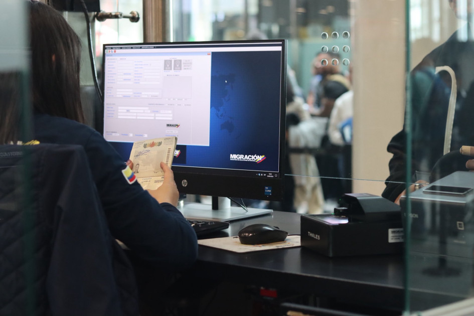 Según la Fiscalía, la exfuncionaria aprovechó su posición "para exigir pagos en pesos y dólares a cambio de permitir el tránsito de los viajeros".