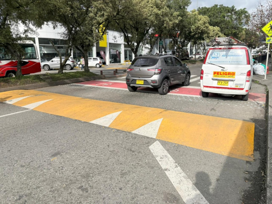 Frenan el deterioro de reductores de velocidad: esta es la mejora vial que tiene la avenida Santander de Manizales. Una ciudadana opina y plantea la instalación de semáforos.