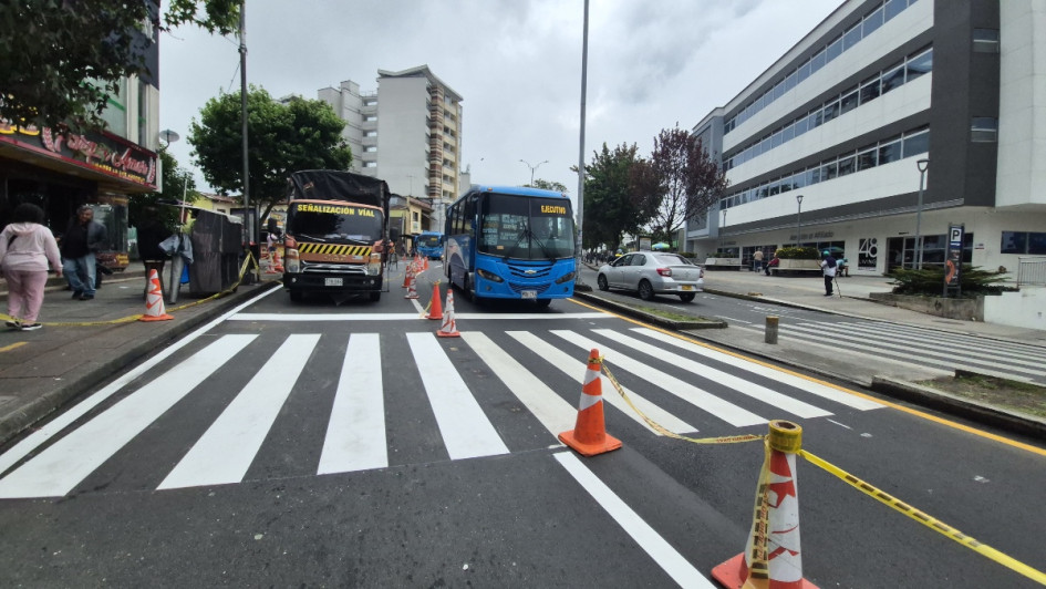 Pintan la señalización vial en un sector de la avenida Santander. Los trabajos mantienen cerrado un carril este lunes (20 de octubre). Prepare su viaje.
