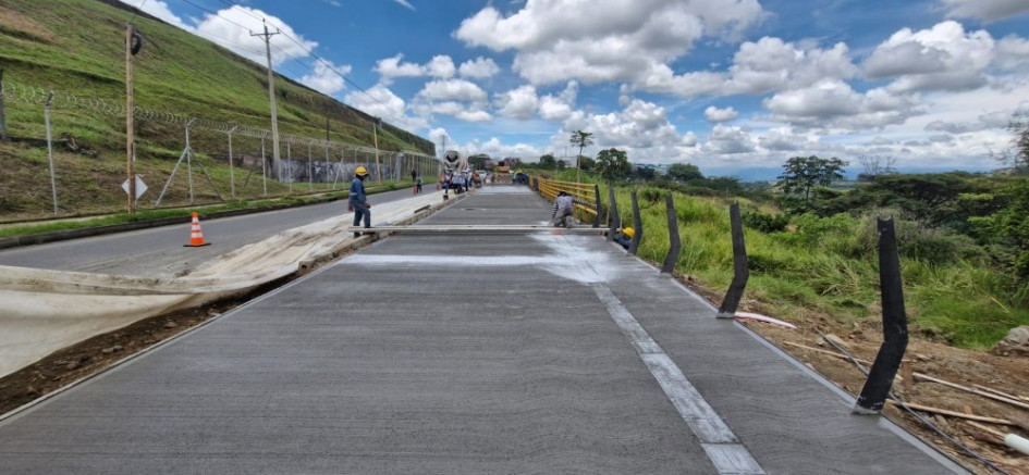 La obra contempla 1.350 metros de vía, que se están ejecutando por etapas debido a la limitación de recursos. Esperan terminarla en 2027