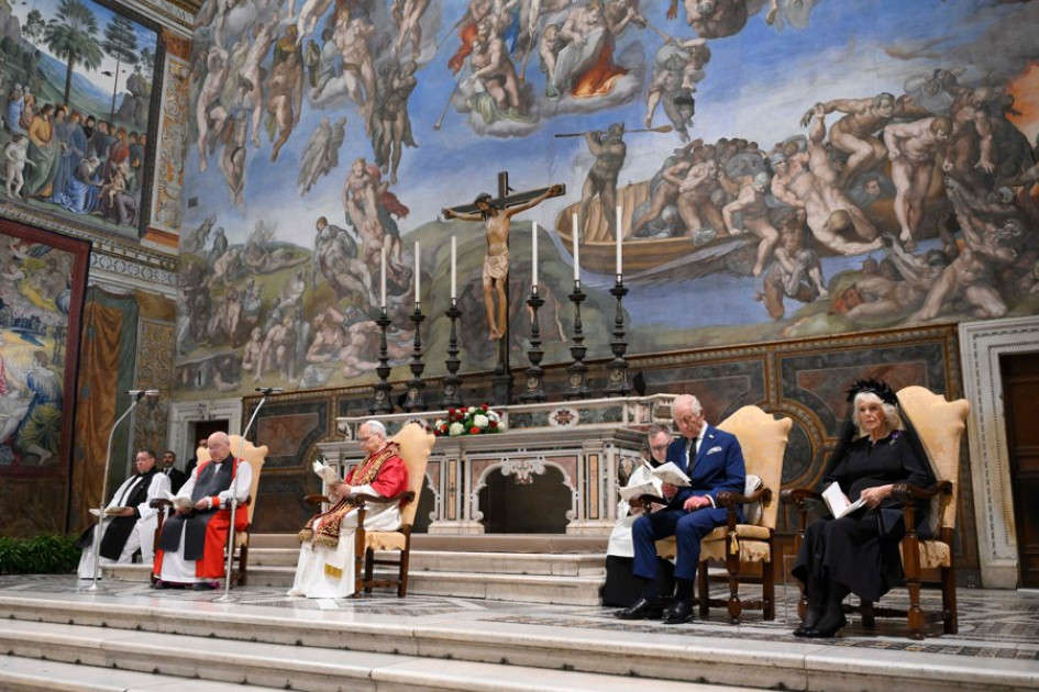  El papa León XIV y el arzobispo de York, Stephen Cottrell, presiden en la Capilla Sixtina en el Vaticano