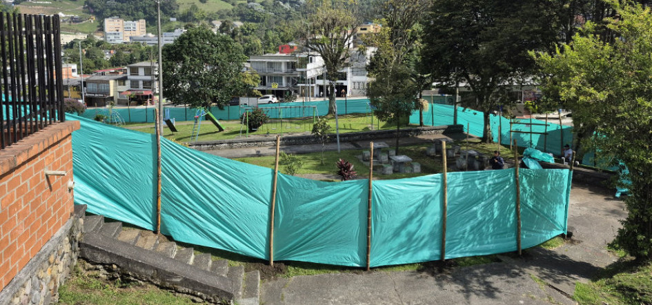 Con una lona verde fue cercado el parque del barrio La Enea de Manizales. 