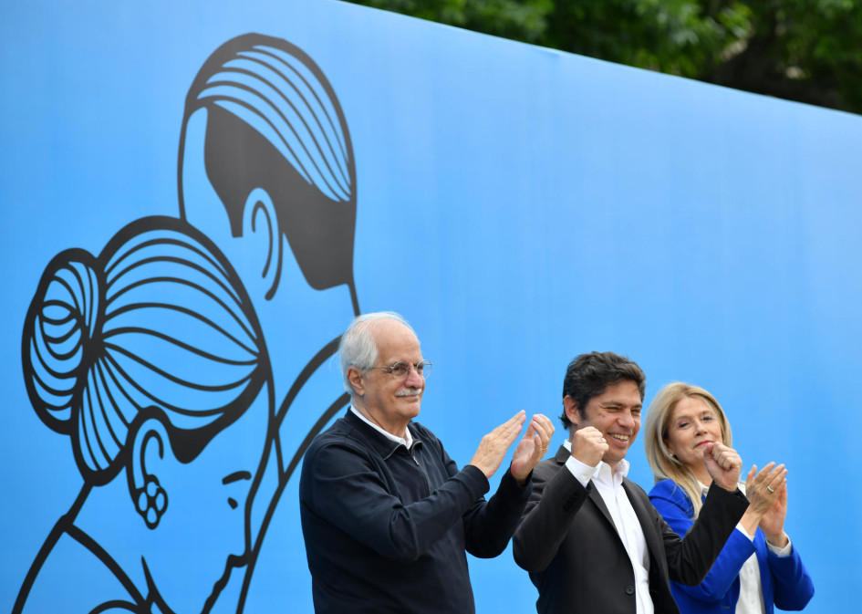 De izquierda a derecha: El candidato a la Cámara de Diputados de Argentina, Jorge Taiana; el gobernador de la provincia de Buenos Aires y referente peronista, Axel Kicillof; y la vicegobernadora, Veróncia Magario, asisten a un acto con ocasión del 80 aniversario del nacimiento de su movimiento este viernes, en Buenos Aires (Argentina).