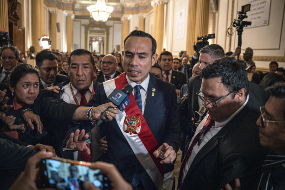 El presidente interino de Perú, José Jerí Oré se dirige a los medios tras jurar su cargo ante el Pleno del Congreso este jueves en Lima, (Perú).
