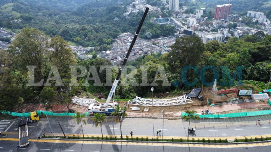 La estructura de 40 toneladas de acero que conformará el puente de 56 metros en el bulevar de Chipre ya llegó a Manizales.