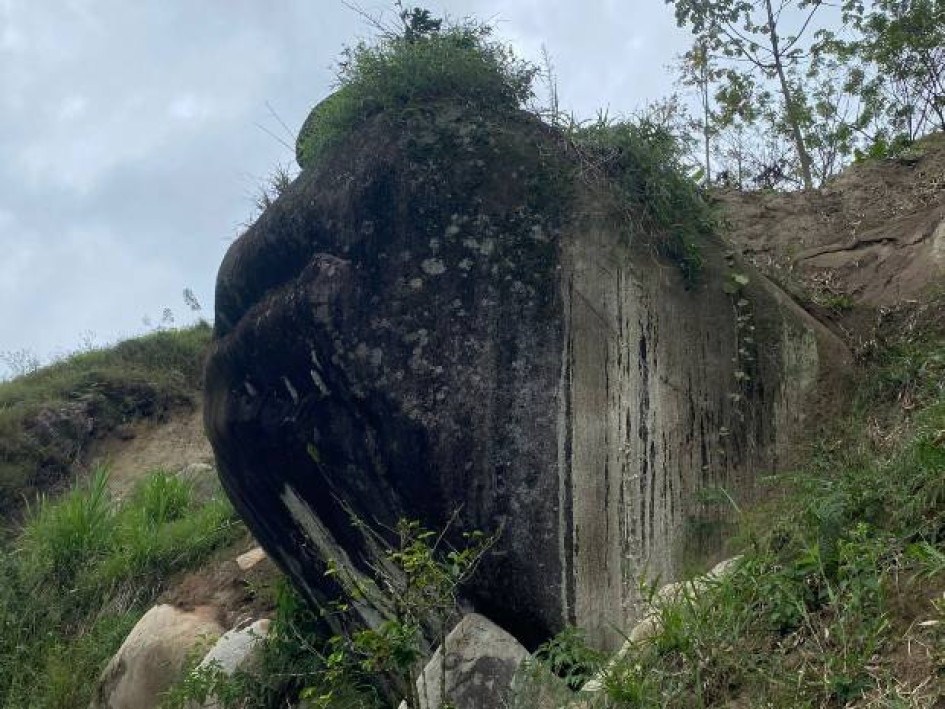FOTOS I Facebook alcaldías I LA PATRIA  Las rocas en el cerro Campanario generan riesgo en zona rural del occidente de Caldas. Por eso, la Alcaldía ha inspeccionado el sitio con el propósito de definir el paso por seguir.