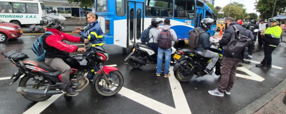 La bahía del Parque de la Mujer sirvió de escenario para que los guardas de tránsito estacionaran a los motociclistas y les recalcaran la importancia de manejar con precaución y con los elementos de seguridad adecuados. 
