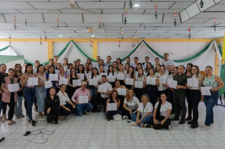 Fotos I Cortesía Sena I LA PATRIA  Entrega del certificado de competencia laboral a uno de los 100 habitantes de Samaná en la ceremonia realizada por el SENA.