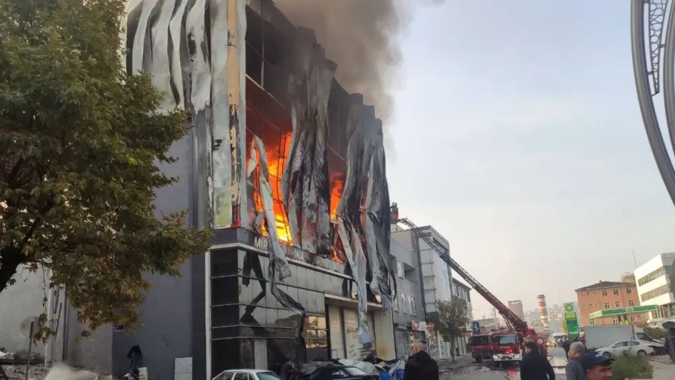 El fuego se inició en el depósito de una fábrica de cosméticos en el municipio de Dilovasi.