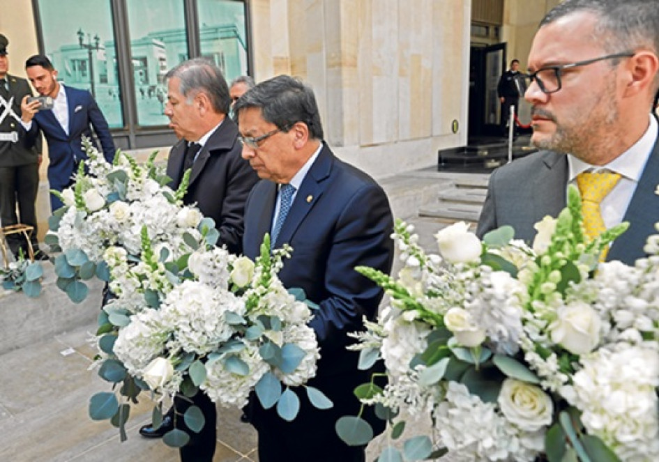Los magistrados de las altas cortes entregaron ayer una ofrenda floral durante el homenaje a las víctimas del holocausto de 1985 en el Palacio de Justicia, en Bogotá.