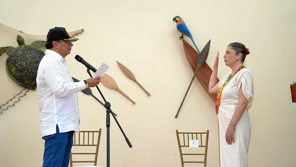 En la foto, el presidente Petro durante la posesión de la defensora del Pueblo, Iris Marín, en agosto del 2024. Hoy se enfrentan por los bombardeos en los que han muerto niños.